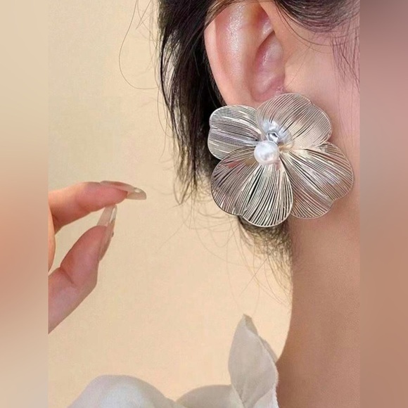 New silver flower stud earrings with faux pearl - Picture 2 of 4